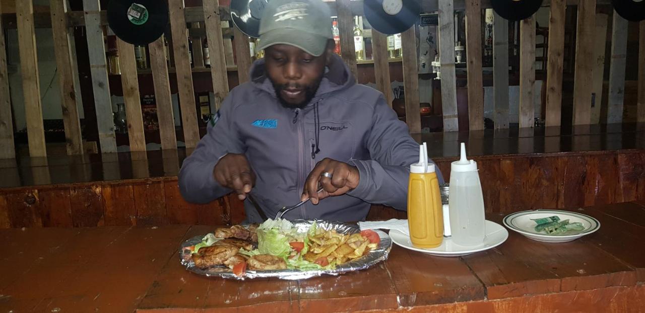 Chocks Guest House Lejone Bagian luar foto